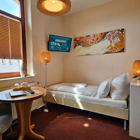 ゲストハウス Weisse Rose, Parkplatz, Fruehstueck, Wlan, Zentral 3*